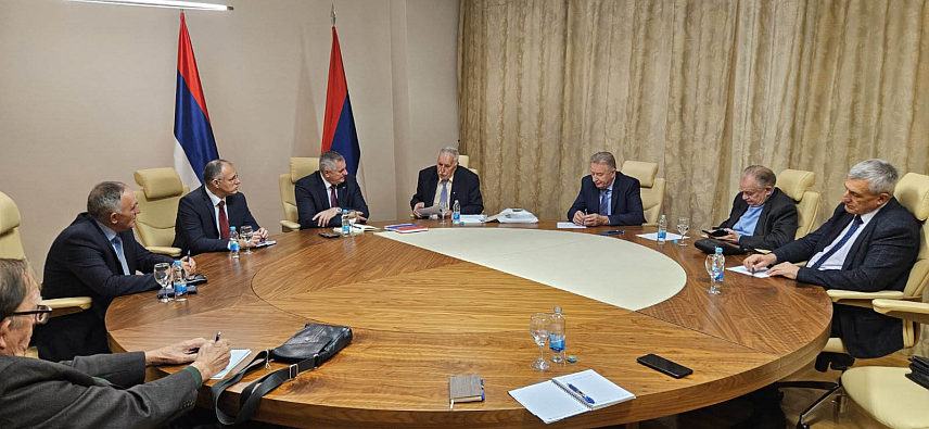 ИСТОЧНО САРАЈЕВО, 20. НОВЕМБРА /СРНА/ - Предсједник Владе Српске Радован Вишковић и представници Асоцијације "Ствараоци Републике Српске" закључили данас у Источном Сарајеву да се само заједничким дјеловањем и јединством унутар Српске могу превазићи изазови овог времена.