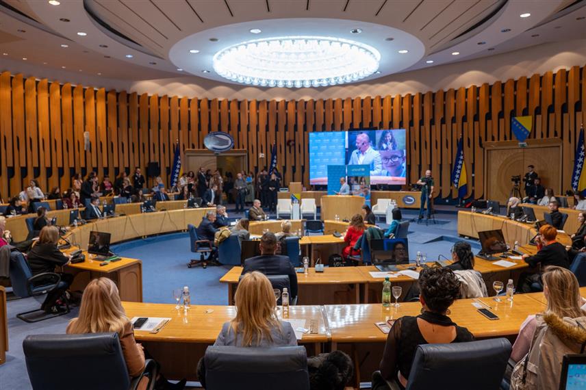 САРАЈЕВО, 20. НОВЕМБРА /СРНА/ - Конференција која је данас у Сарајеву одржана поводом 20. новембра - Свјетског дана дјетета завршена је позивом за успостављање јединствене телефонске линије за помоћ дјеци жртвама насиља која би била дио система, финансијски одржива и доступна 24 часа.