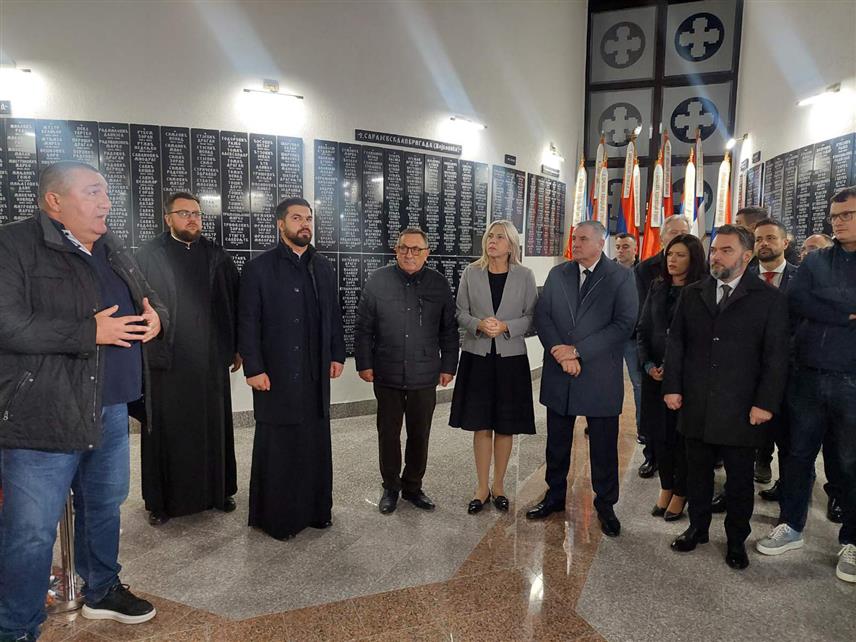 ИСТОЧНО САРАЈЕВО, 20. НОВЕМБРА /СРНА/ - Српски члан Предсједништва БиХ Жељка Цвијановић и предсједник Владе Републике Српске Радован Вишковић посјетили су Храм Светог Василија Острошког у Источној Илиџи и Спомен-цркву.