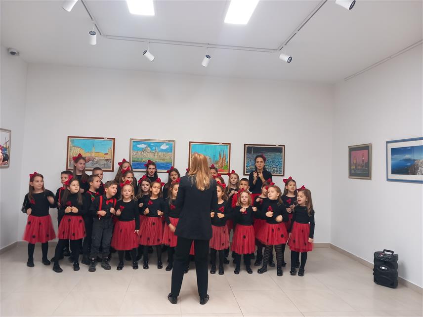 TРЕБИЊЕ, 20. НОВЕМБРА /СРНА/ - Удружење родитеља, дјеце и омладине са потешкоћама у развоју "Сунце нам је заједничко" из Tребиња приредило је вечерас изложбу "Са нама кроз Европу" у оквиру које су представили слике на којима су мотиви европске земље.