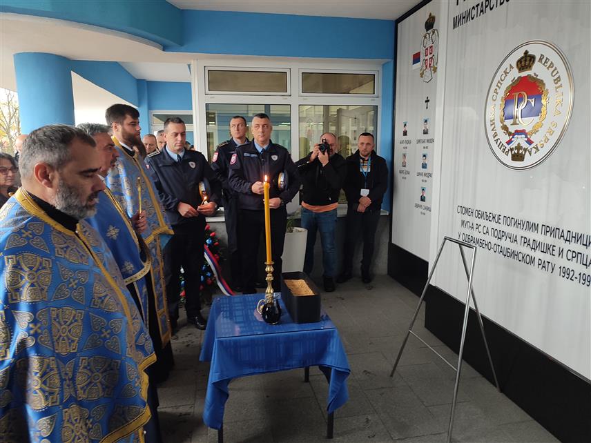 ГРАДИШКА, 21. НОВЕМБРА /СРНА/ - У Градишци је данас служен помен и положени вијенци и цвијеће код спомен-плоче погинулим полицајцима у Одбрамбено-отаџбинском рату, поводом крсне славе Министарства унутрашњих послова /МУП/ Републике Српске - Светог архангела Михаила.