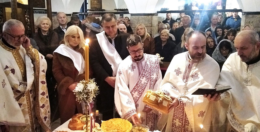 САРАЈЕВО, 21. НОВЕМБРА /СРНА/ - Стара српска православна црква Светих архангела Михаила и Гаврила на Башчаршији у Сарајеву прославила је крсну славу – Аранђеловдан у присуству великог броја вјерника.