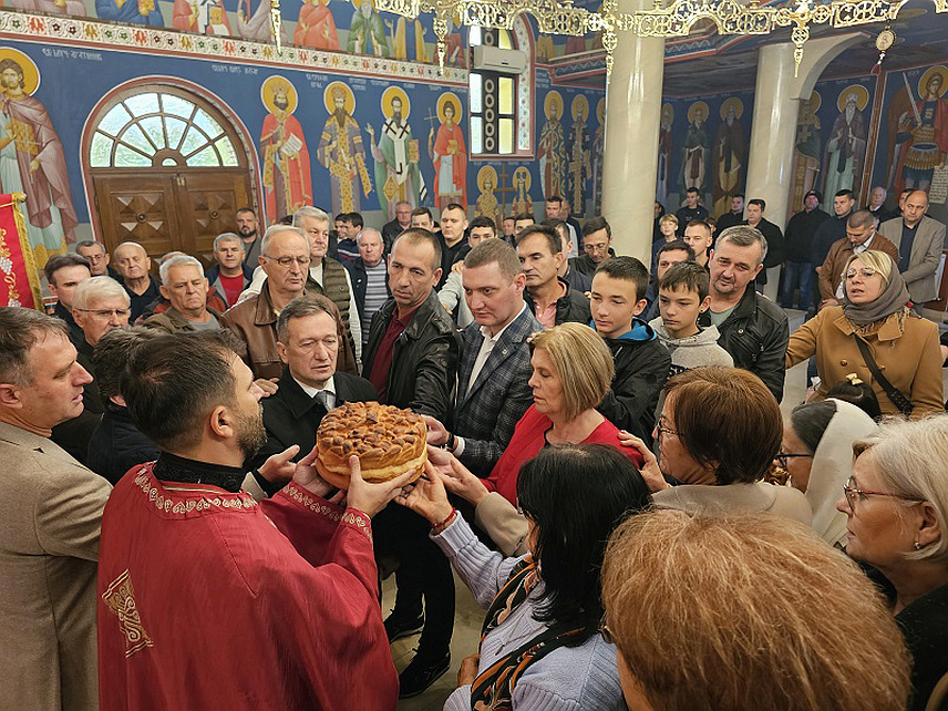 УГЉЕВИК, 21. НОВЕМБРА /СРНА/ - Здравствени радници Дома здравља Угљевик обиљежили су данас крсну Аранђеловдан ломљењем славског колача у храму Свете Петке Параскеве и најавом руководства о позитивном пословању и ове године.