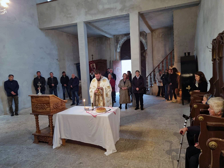 ВРЛИКА, 21. НОВЕМБРА /СРНА/ - У врличком селу Отишић у Далмацији малобројни српски повратници прославили су славу храма Светог Архангела Михаила који је у фази обнове захваљујући добровољним прилозима Срба који потичу из овог краја.