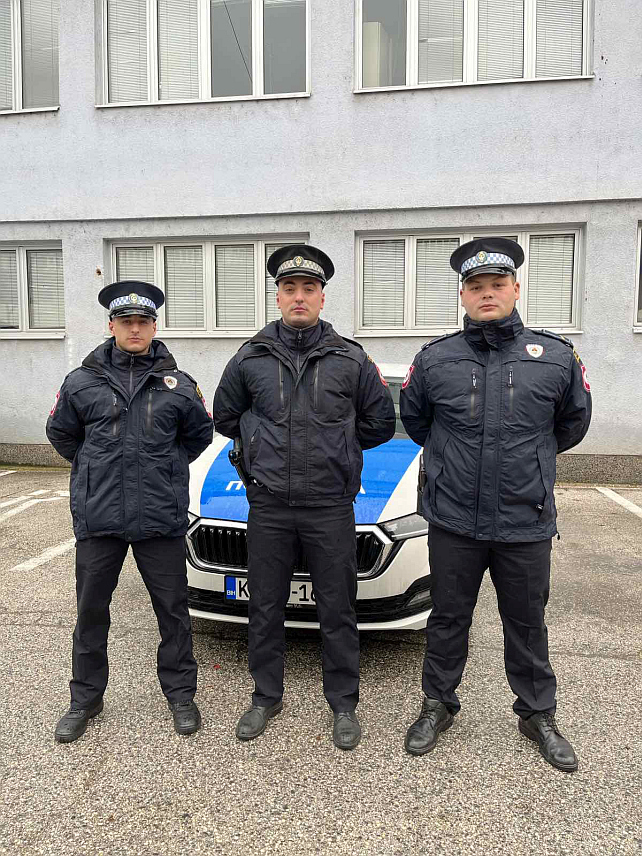 ПРИЈЕДОР, 21. НОВЕМБРА /СРНА/ - Приједорски полицајци Стефан Ћорић, Миладин Стојанчић и Стефан Јовић извукли су данас из ријеке Сане малољетницу и спасили јој живот.