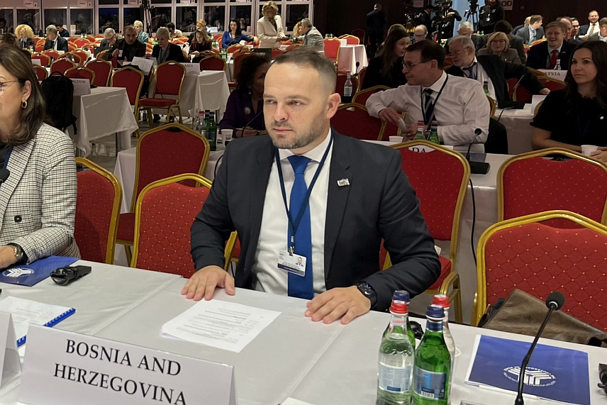 САРАЈЕВО, 21. НОВЕМБРА /СРНА/ - Замјеник предсједавајућег делегације парламента БиХ у Парламентарној скупштини ОЕБС-а Албин Муслић учествовао је на годишњем засједању тог тијела у Јеревану на којем је указано да је тренутна ситуација у Украјини и на Блиском истоку доказ да је потребно храбрије приступити дипломатији и безбједности.