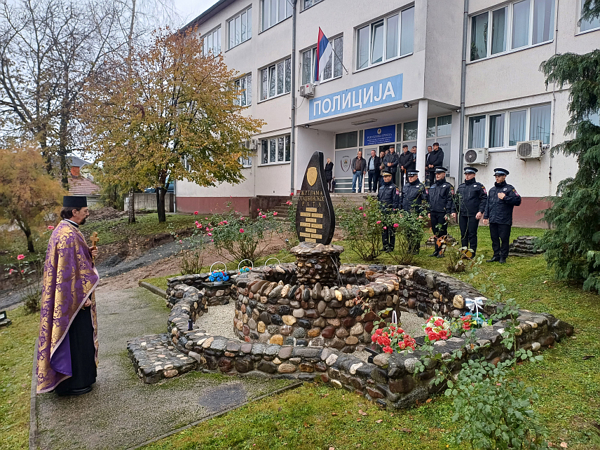ДЕРВЕНТА, 21. НОВЕМБРА /СРНА/ - Полицијска станица Дервента прославила је данас славу Министарства унутрашњих послова /МУП/ Републике Српске - Светог архангела Михаила, у оквиру чега је служен парастос и положени вијенци на спомен-обиљежје десеторици погинулих припадника полиције у Одбрамбено-отаџбинском рату.