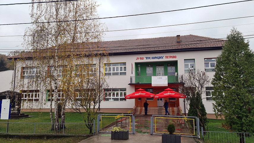 ПЕТРОВО, 22. НОВЕМБРА /СРНА/ - У Основној школи "Вук Караџић" у Петрову завршени су радови на енергетској реконструкцији објекта, који су у износу 522.000 КМ финансирани средствима Фонда за заштиту животне средине и енергетску ефикасност Републике Српске и Зеленог климатског фонда УН.