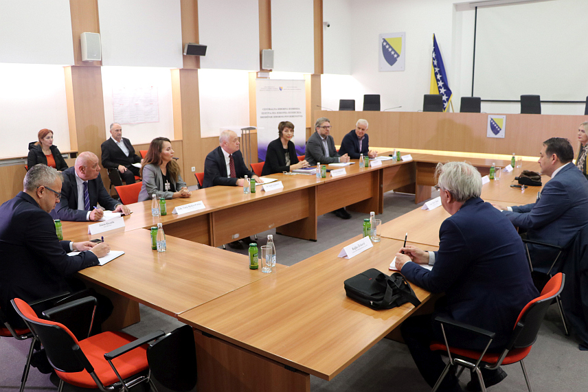 САРАЈЕВО, 22. НОВЕМБРА /СРНА/ - Централна изборна комисија /ЦИК/ БиХ одржала је данас састанак са представницима невладиних организација окупљених око Декларације о уставним и другим реформама БиХ на путу у ЕУ и НАТО, који су поздравили напоре ЦИК-а да се изборни процес у БиХ унаприједи увођењем нових изборних технологија.	

