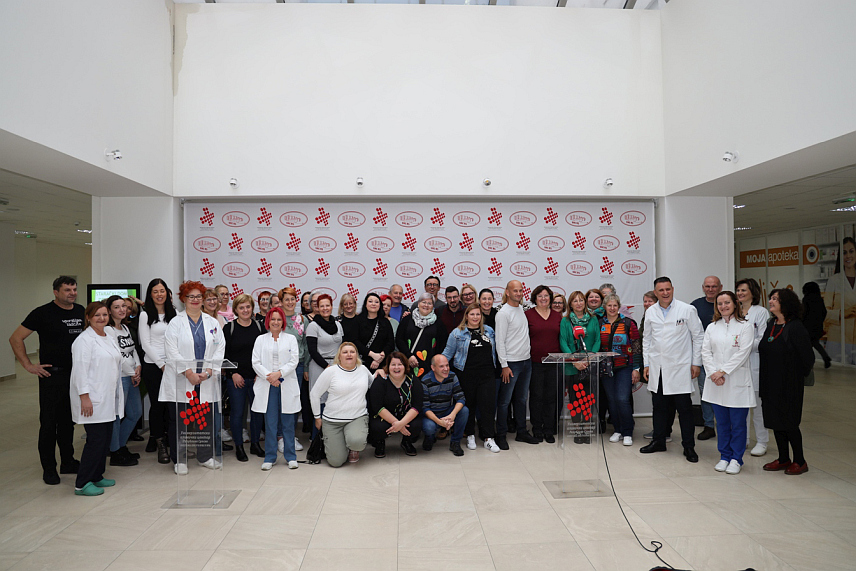 БАЊАЛУКА, 22. НОВЕМБРА /СРНА/ - Универзитетски клинички центар /УКЦ/ Републике Српске посјетило је 40 медицинских сестара и техничара Ургентног хируршког блока УКЦ из Љубљане који ће током тродневног боравка размијенити искуства са бањалучким колегама и размотрити наставак успјешне сарадње ових установа.