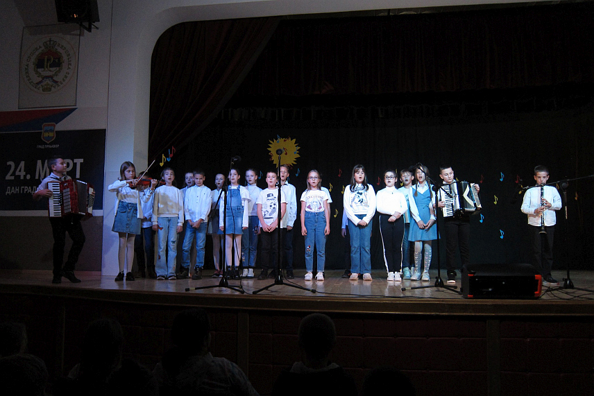 ПРЊАВОР, 22. НОВЕМБРА /СРНА/ - Приредба ученика ОШ "Бранко Ћопић" Прњавор под називом "Оброк љубави" на којој је прикупљен новац за бесплатну ужину за 10 ученика школе	
