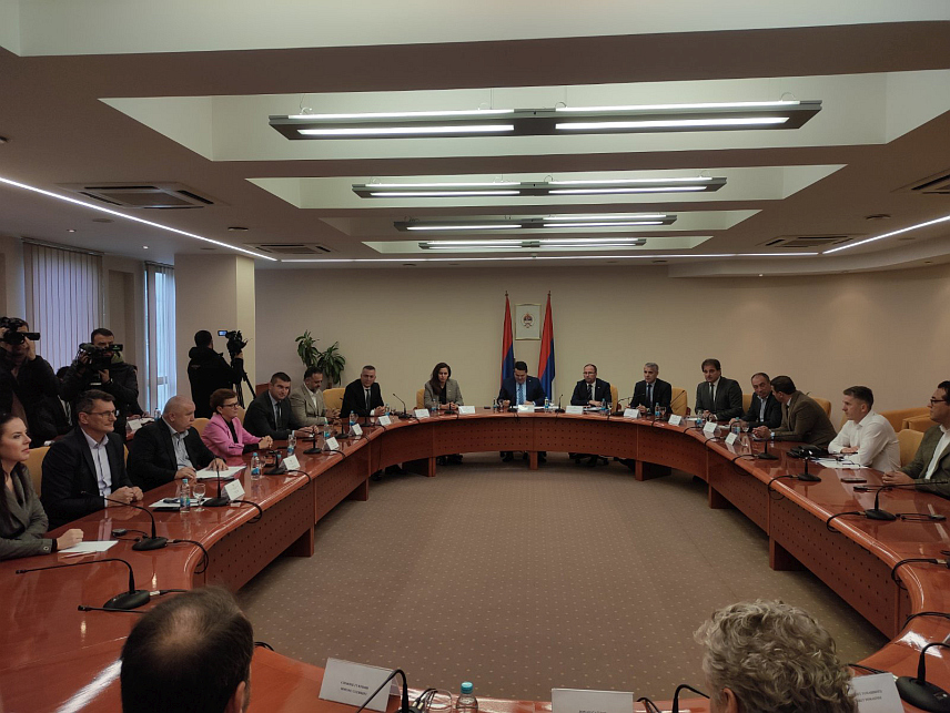 БАЊАЛУКА, 23. НОВЕМБРА /СРНА/ - Предсједник Народне скупштине Републике Српске Ненад Стевандић, руководство парламента и предсједници посланичких клубова састали су се данас у Бањалуци са шефом Делегације ЕУ у БиХ Јоханом Сатлером.