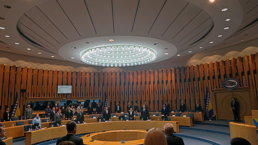 САРАЈЕВО, 23. НОВЕМБРА /СРНА/ - Сједница Дома народа Парламентарне скупштине БиХ на чијем дневном реду је Приједлог закона о измјени Закона о порезу на додату вриједност /ПДВ/ којим се повећава граница за регистрацију пореских обвезника са 50.000 КМ на 100.000 КМ због инфлаторних кретања и повећања цијена роба и услуга почела је у Сарајеву.