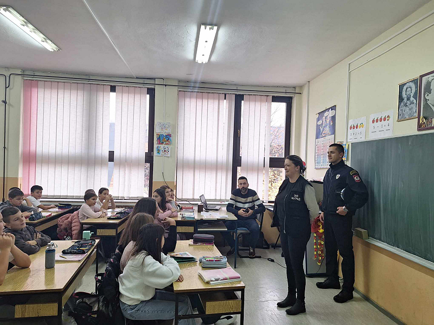 МРКОЊИЋ ГРАД, 23. НОВЕМБРА /СРНА/- Припадници Полицијске управе Мркоњић Град одржали су данас за ученике мркоњићке Основне школе "Петар Кочић" предавање о теми "Дјеца у дигиталном добу и дигитално насиље".