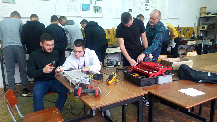 МИЛИЋИ, 23. НОВЕМБРА /СРНА/ - Матуранти електро струке Средњошколског центра /СШЦ/ "Милутин Миланковић" из Милића добили су новчани ваучер од 1.000 КМ на сајму образовних установа који је организовала Подручна привредна комора Бијељина.