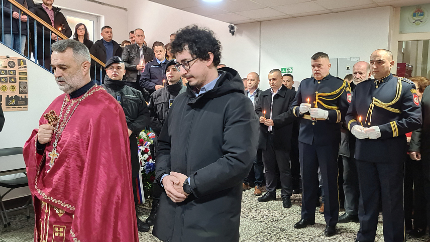 ДОБОЈ, 23. НОВЕМБРА /СРНА/ - У згради Полицијске управе Добој данас је, поводом крсне славе Министарства унутрашњих послова Републике Српске - Аранђеловдана, служен парастос за 127 полицајаца погинулих у Одбрамбено-отаџбинском рату.