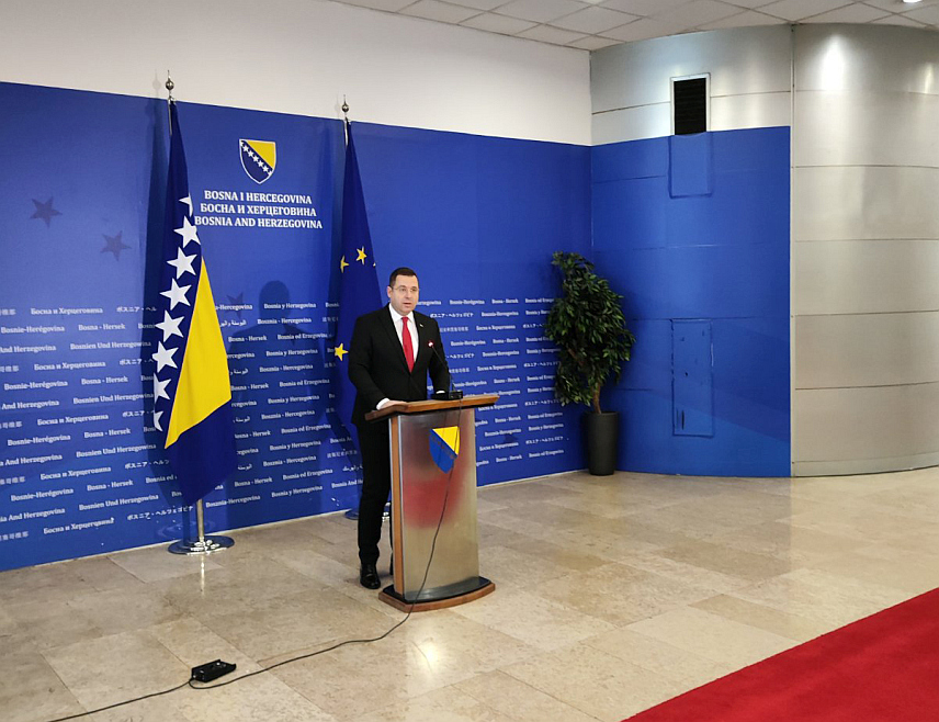 САРАЈЕВО, 23. НОВЕМБРА /СРНА/ - Замјеник предсједавајућег Заједничке комисије за одбрану и безбједност Парламентарне скупштине БиХ Радован Ковачевић на конференцији за новинаре.