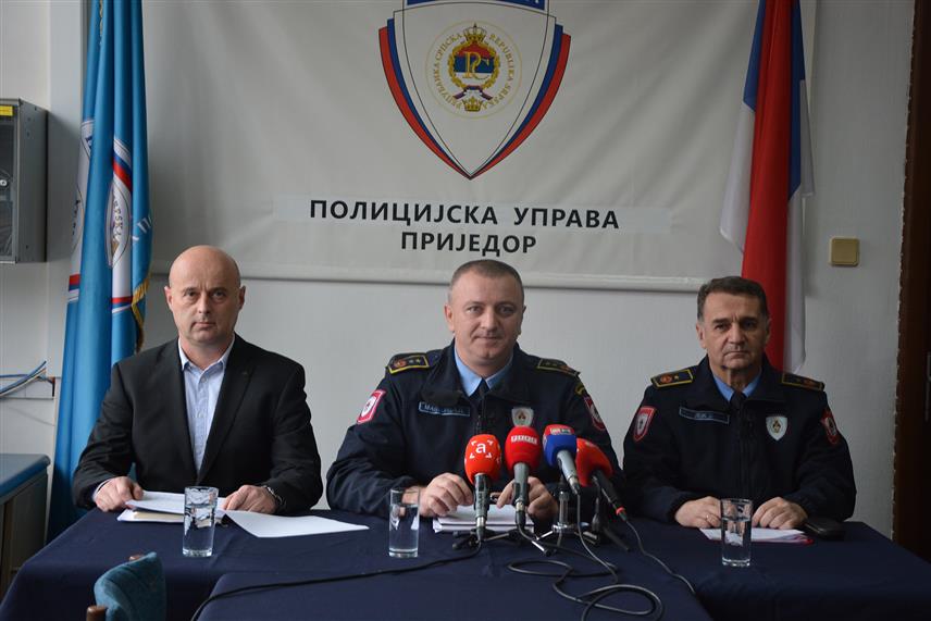 ПРИЈЕДОР, 23. НОВЕМБРА /СРНА/ - Начелник Полицијске управе Приједор Драган Милојица, начелник Сектора криминалистичке полиције Горан Каран, начелник Сектора полиције Зоран Јеж - прес конфереција.