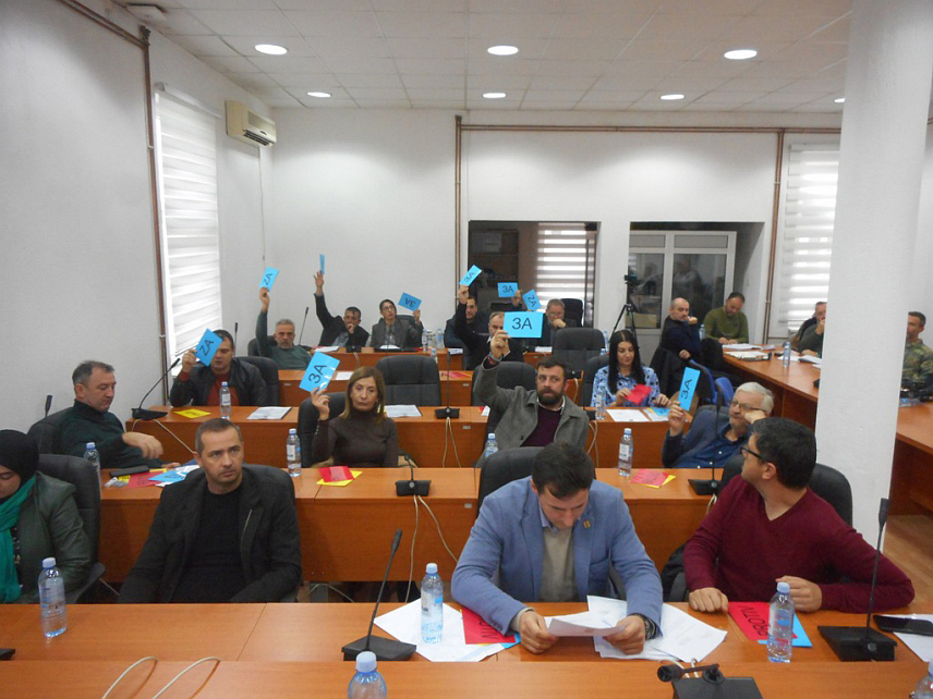 СРЕБРЕНИЦА, 23. НОВЕМБРА /СРНА/ - Одборници Скупштине општине Сребреница данас су тајним гласањем опозвали замјеника начелника општине Хамдију Фејзића из СДА и на ту дужност изабрали Момчила Цвјетиновића из СДС-а.