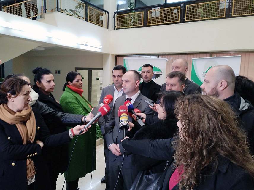 УГЉЕВИК, 23. НОВЕМБРА /СРНА/ - Директор Рудника и термоелектране /РиТЕ/ "Угљевик" Дико Цвијетиновић изјавио је данас да је овај енергетски гигант Републике Српске успјешно пословао и да ће до краја године испунити план производње.