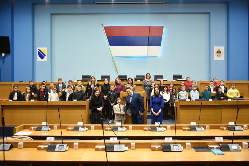 БАЊАЛУКА, 23. НОВЕМБРА /СРНА/ - Предсједник Народне скупштине Републике Српске Ненад Стевандић на пријему за ученике Основне школе "Свети Сава" из Дубраве код Градишке.