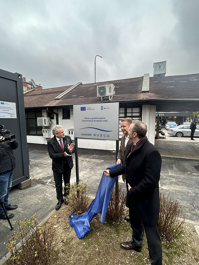 БАЊАЛУКА, 23. НОВЕМБРА /СРНА/ - У бањалучком насељу Нова Варош данас је почела са радом урбана тржница, прва од пет продајних мјеста у највећем граду Републике Српске, а отворили су је градоначелник Бањалуке Драшко Станивуковић заједно са представницима Делегације ЕУ у БиХ и УНДП-а, Јоханом Сатлером и Силвеном Мерленом.