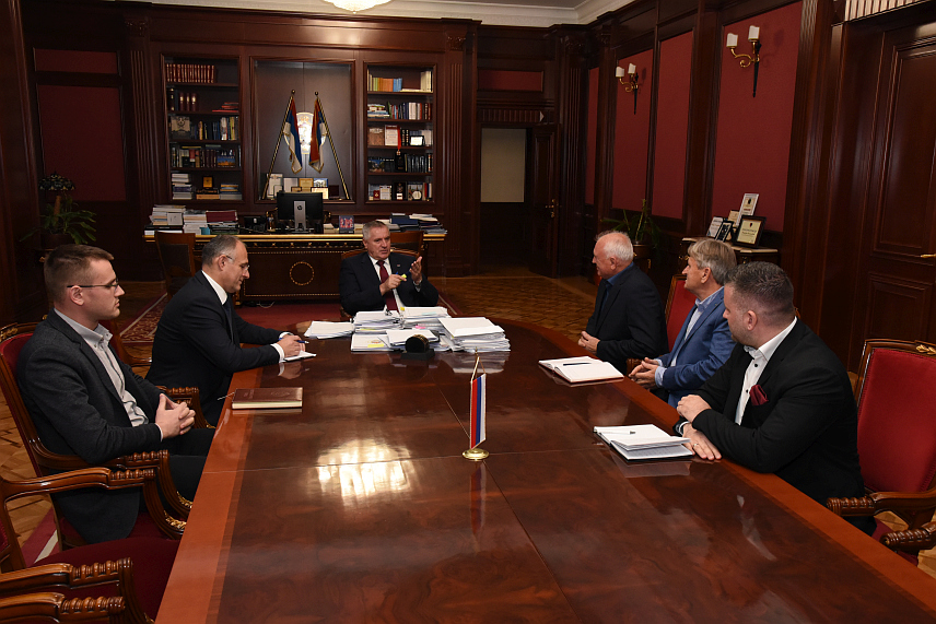 БАЊАЛУКА, 23. НОВЕМБРА /СРНА/ - Предсједник Владе Републике Српске Радован Вишковић и представници Занатско-предузетничке коморе закључили су на данашњем састанку да занатско-предузетничке дјелатности у Српској имају веома добру основу за даљи развој.