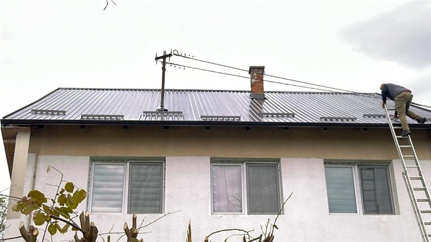 СРБАЦ, 23. НОВЕМБРА /СРНА/ - У сарадњи мјештана Пријебљега, Основне школе "Доситеј Обрадовић" Разбој, општине Србац и донатора постављена је нова кровна конструкција на објекту подручног одјељења основне школе у Пријебљезима.