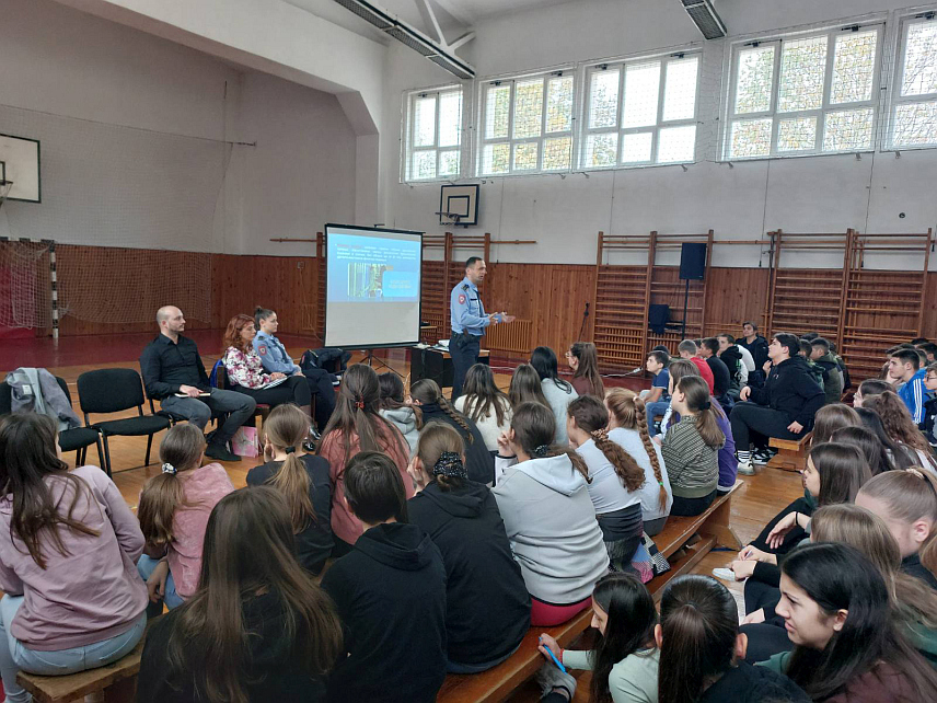 БАЊАЛУКА, 23. НОВЕМБРА /СРНА/ - Дјеца и млади најрањивија су група корисника интернета и друштвених мрежа, а превенција и едукација су прва линија одбране од таквих опасности, рекао је данас шеф Одсјека за високотехнолошки криминалитет у Полицијској управи Бањалука Срђан Шодоловић током предавања за ученике бањалучке Основне школе /ОШ/ "Алекса Шантић".