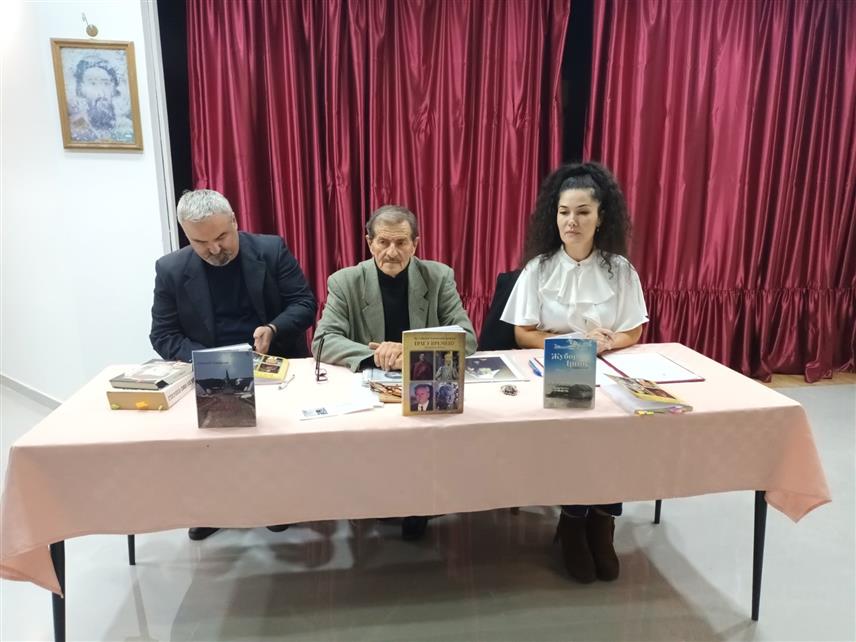 ЗВОРНИК, 23. НОВЕМБРА /СРНА/ - У Зворнику је вечерас промовисана књига Славољуба Томашевића "Траг у времену" - збирка истинитих приповједака која је документарног карактера.