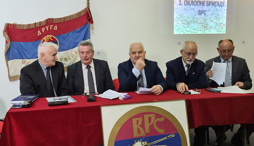 ДОБОЈ, 23. НОВЕМБРА /СРНА/ - Промоција монографије Друге оклопне бригаде Првог крајишког корпуса Војске Републике Српске /ВРС/ чији су аутори више старјешина ове јединице одликоване Медаљом Петра Мркоњића.