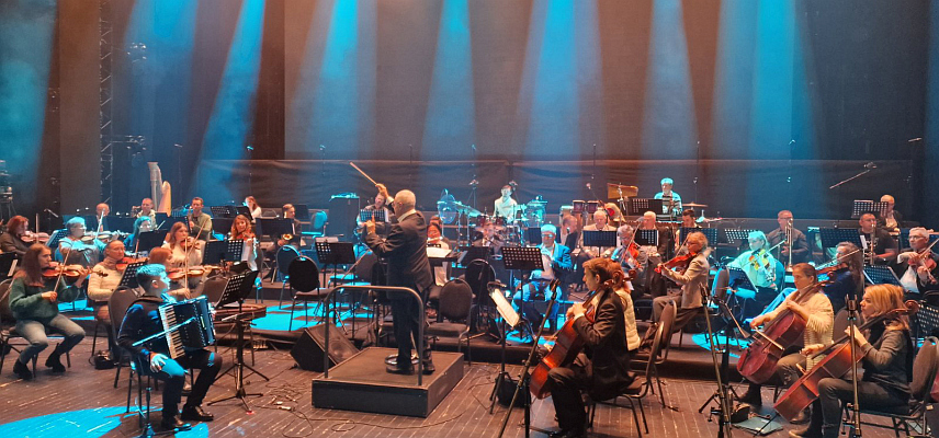 БИЈЕЉИНА, 23. НОВЕМБРА /СРНА/ - Успјешни млади виртуоз Ђорђе Перић, вечерас је имао прилику да пред руском публиком свира са московским симфонијским оркестром у оквиру пројекта “Златна врата Сибира”.