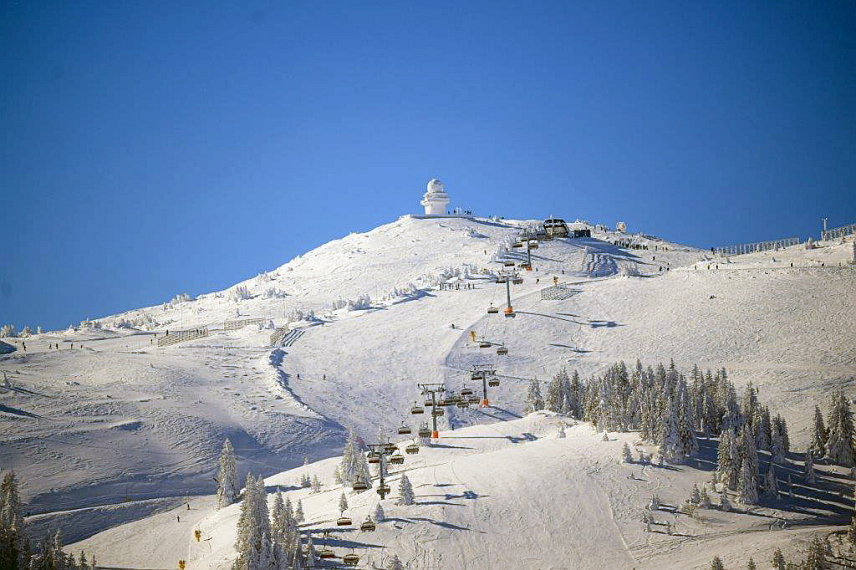 ЈАХОРИНА, 24. НОВЕМБРА /СРНА/ - На Јахорини је тренутно 20 центиметара снијега, а увелико теку припреме за предстојећу скијашку сезону која почиње 8. децембра, уз концерт легендарног пјевача Здравка Чолића, рекао је Срни директор Олимпијског центра "Јахорина" Дејан Љевнаић.