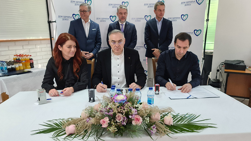 ДОБОЈ, 24. НОВЕМБРА /СРНА/ - Представници локалне власти из Добоја, Дервенте, Прњавора и Теслића потписали су данас са директорима домова здравља и центара за социјални рад споразуме о сарадњи за унапређење пружања услуга сестринства у заједници.
