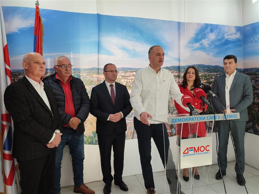 БАЊАЛУКА, 24. НОВЕМБРА /СРНА/ - Дугогодишњи члан СДС-а Саша Ловрић од данас ће политички дјеловати у оквиру ДЕМОС-а, изјавио је предсједник Градског одбора ове странке у Бањалуци Боран Босанчић.