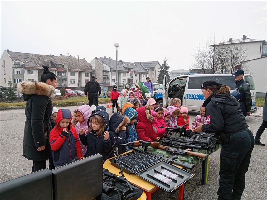СОКОЛАЦ, 24. НОВЕМБРА /СРНА/ - Припадници Полицијске станице Соколац презентовали су данас малишанима локалног вртића дио опреме и материјално техничких средства са којима обављају своје задатке.