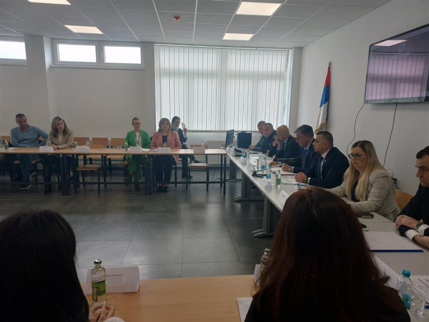 БАЊАЛУКА, 24. НОВЕМБРА /СРНА/ - Број случајева насиља у породици и над женама је у експанзији, те је неопходан мултидисциплинаран приступ овом проблему како би се помогло и жртви и починиоцу, те спријечило да се насиље понови, поручено је данас у Бањалуци на округлом столу о насиљу у породици.