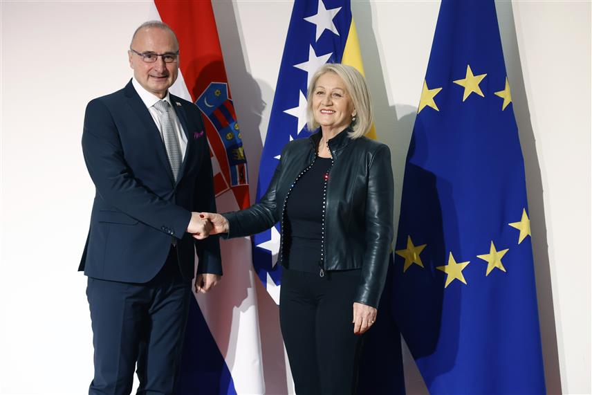 САРАЈЕВО, 24. НОВЕМБРА /СРНА/ - Предсједавајућа Савјета министара Борјана Кришто разговарала је данас у Сарајеву са министром иностраних и европских послова Хрватске Горданом Грлићем Радманом о унапређењу билатералне сарадње, са нагласком на европске интеграције.