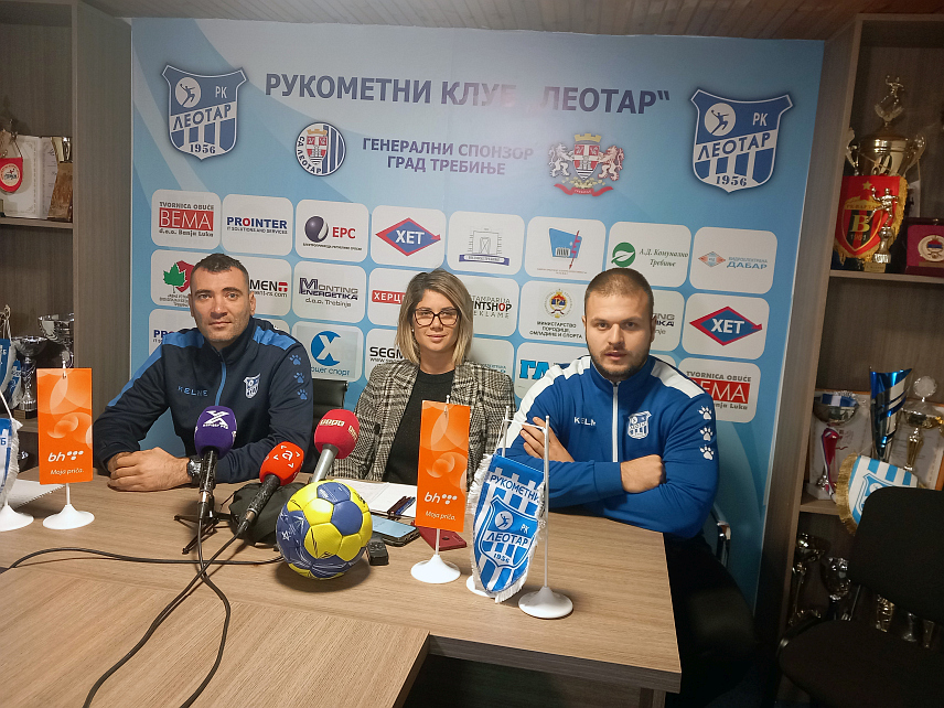 ТРЕБИЊЕ, 24. НОВЕМБРА /СРНА/ - Шеф стручног штаба Рукометног клуба "Леотар" Драгиша Кораћевић и пивот Рукометног клуба "Леотар" Радован Уљаревић на конференцији за новинаре у Требињу.