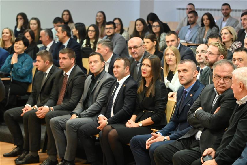 ПАЛЕ, 24. НОВЕМБРА /СРНА/ - Економски факултет Универзитета у Источном Сарајеву обиљежио је данас 71 годину постојања и 30 година рада у Републици Српској промоцијом 52 дипломирана економиста и 10 мастера и магистара економије.