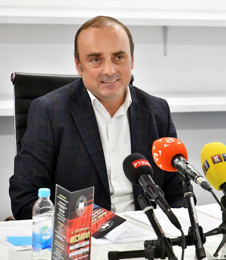 ИСТОЧНО САРАЈЕВО, 24. НОВЕМБРА /СРНА/ - Селектор и директор Фестивала Младен Јанковић на конференцији за новинаре.