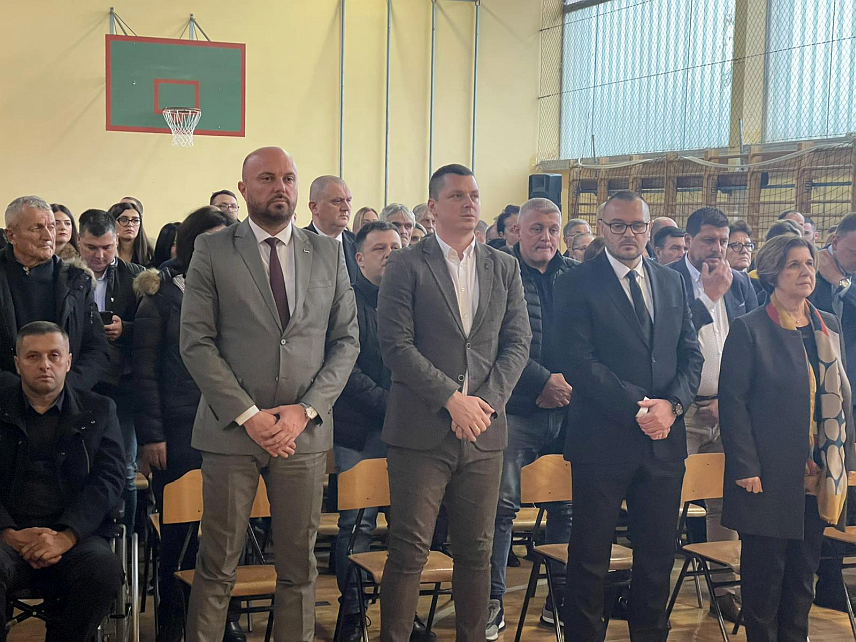 БИЈЕЉИНА, 24. НОВЕМБРА /СРНА/ - Министар просвјете и културе Републике Српске Жељка Стојичић присуствовала је данас у Горњем Драгаљевцу код Бијељине свечаној академији поводом 170 година рада Основне школе "Стеван Немања".