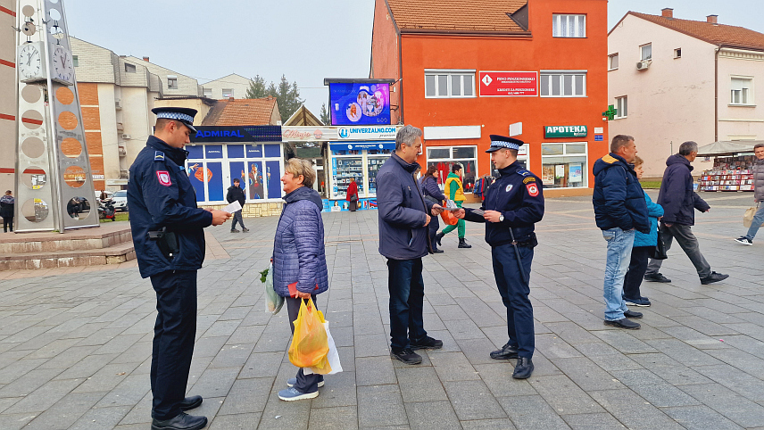 ПРИЈЕДОР, 24. НОВЕМБРА /СРНА/ - Припадници Полицијске управе Приједор данас су на Тргу мајора Зорана Карлице у Приједору реализовали превентивну кампању подјелом промотивног летка "Стоп. Зависност-пут који не води нигдје!".