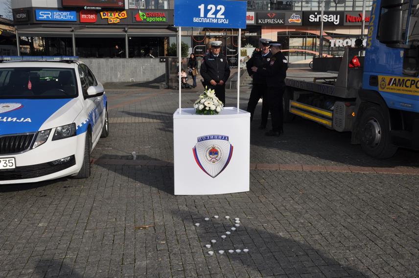 ПРИЈЕДОР, 24. НОВЕМБРА /СРНА/ - Паљењем свијећа на Тргу мајора Зорана Карлице у Приједору је данас обиљежен Дан сјећања на жртве саобраћајних незгода.