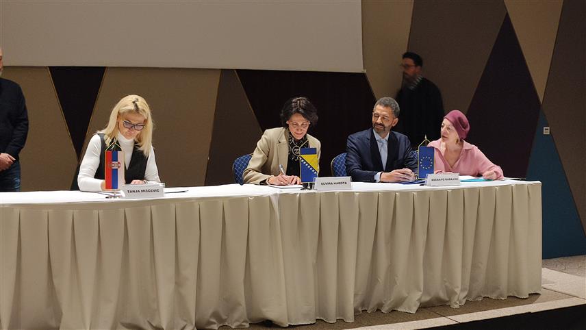 САРАЈЕВО, 24. НОВЕМБРА /СРНА/ - У Сарајеву је потписан финансијски споразум ИПА три програма прекограничне сарадње између Србије и БиХ за период 2021-2027. година, чија вриједност је 14 милиона евра.