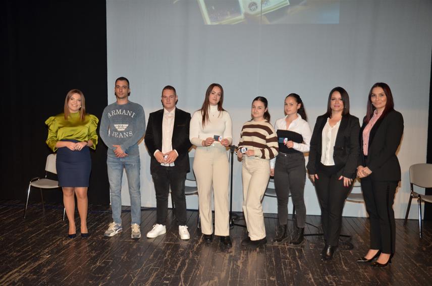 ПРИЈЕДОР, 24. НОВЕМБРА / СРНА/- Помоћник министра за омладину у Министарству породице , омладине и спорта Републике Српске Бранка Малешевић присуствовала свечаној академији коју је организовао Омладински савјет града Приједора на којој је уприличен пријем за 400 нових чланова.