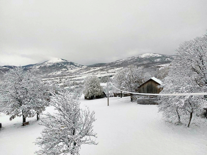 ДРВАР, 25. НОВЕМБРА /СРНА/ - У Дрвару пада снијег али су сви локални путеви проходни.