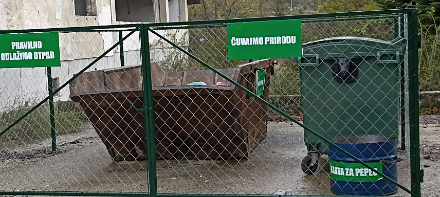 ДРВАР, 25. НОВЕМБРА /СРНА/ - На подручју Дрвара формирано је 10 "зелених острва" за комунални отпад, а у овај пројекат уложено је 56.300 КМ.