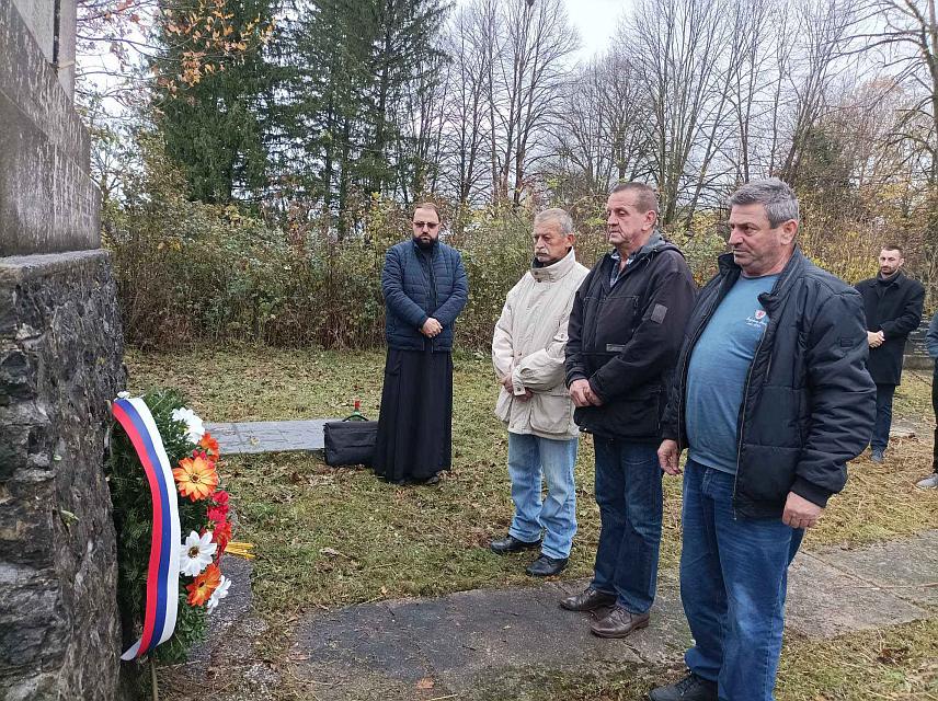 НОВИ ГРАД, 25. НОВЕМБРА /СРНА/ - Представници Општинске борачке организације Нови Град и мјештани положили су данас вијенце на мјесном гробљу у Равницама гдје су спомен-обиљежја страдалима у Другом свјетском и протеклом Одбрамбено-отаџбинском рату.
