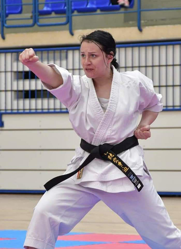 ДРВАР, 25. НОВЕМБРА /СРНА/ - Члан Карате клуба "Дрвар" Душка Шипка освојила је златну медаљу на Свјетском првенству у Фудокан каратеу у Београду.